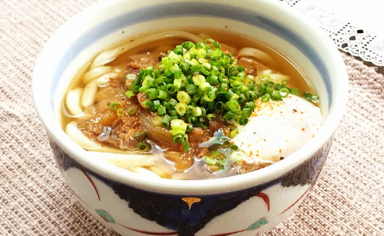 社長手作りのスタッフランチ 牛肉うどん温泉卵つき
