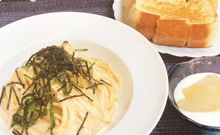 社長手作りのスタッフランチ　明太パスタ、食パン、デザート