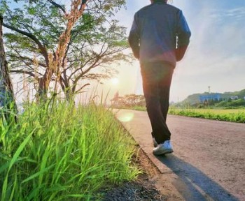 イメージ ウォーキング 男性
