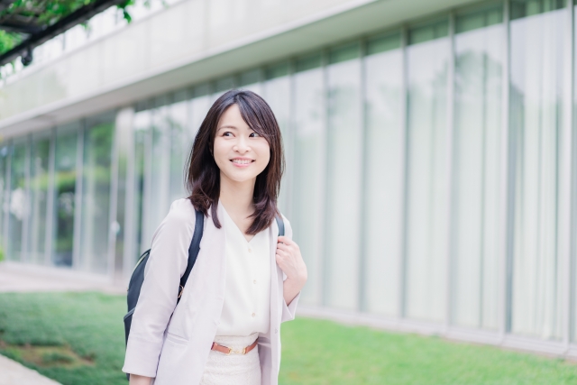 イメージ トートバッグを持つ女性