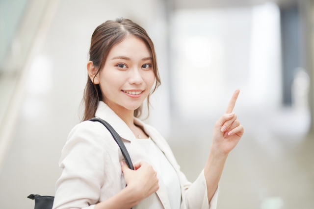 イメージ トートバッグを持つ女性